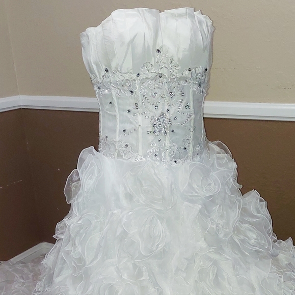 Floral wedding dress. - Picture 9 of 16